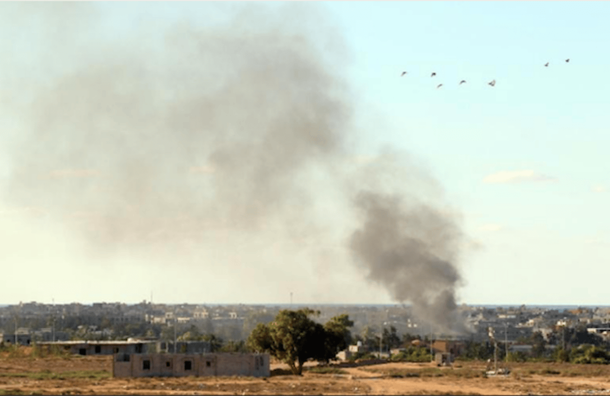 De la fumée s’élève de Syrte où les forces du gouvernement d’union nationale bombardent les positions de l’EI, le 18 juillet 2016. © AFP