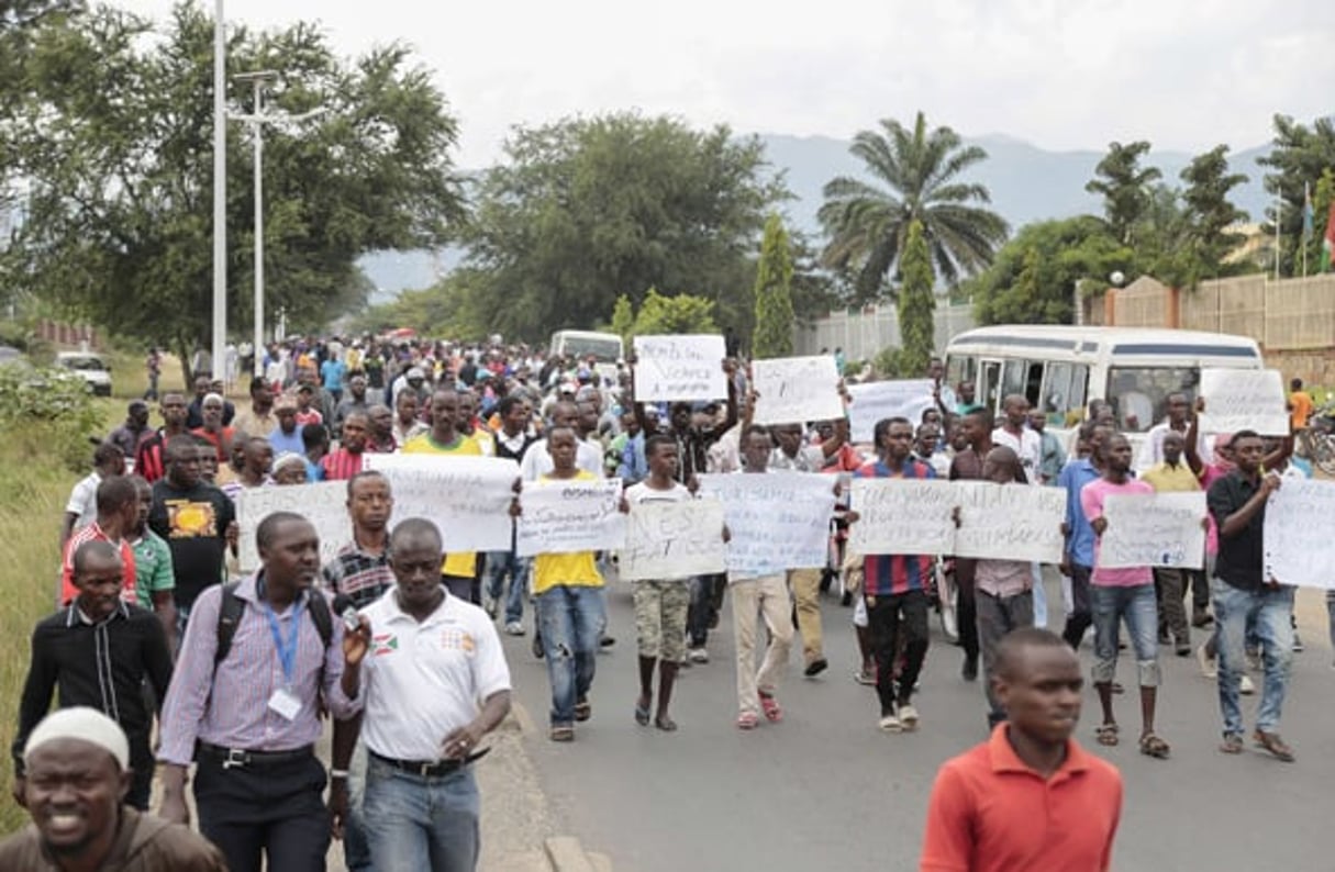 Des centaines de Burundais marchant à Bujumbura en mai 2015 pour dénoncer l’attentat contre le leader de l’opposition Zedi Feruzi. Un journaliste avait été blessé. par la même occasion. © Gildas Ngingo/AP/SIPA