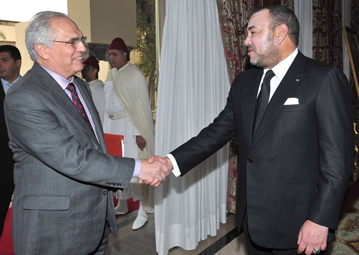 Christopher Ross, l’envoyé spécial des Nations unies pour le Sahara occidental, avec Mohammed VI en octobre 2012 à Rabat. © Azzouz Boukallouch/Palais royal marocain