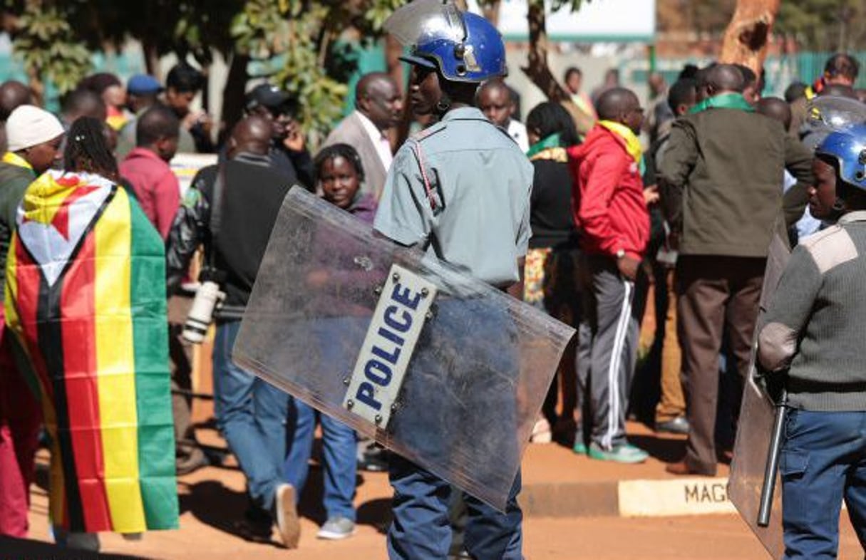 La police zimbabwéenne face à un groupe de manifestants devant le tribunal d’Harare, le 13 juillet 2016 © AP/Sipa