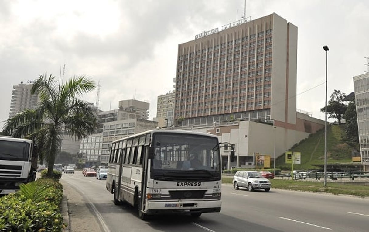 Vue d’un bus de transport urbain, à Abidjan, le 26 janvier 2012. © Nabil Zorkot pour les Éditions du Jaguar