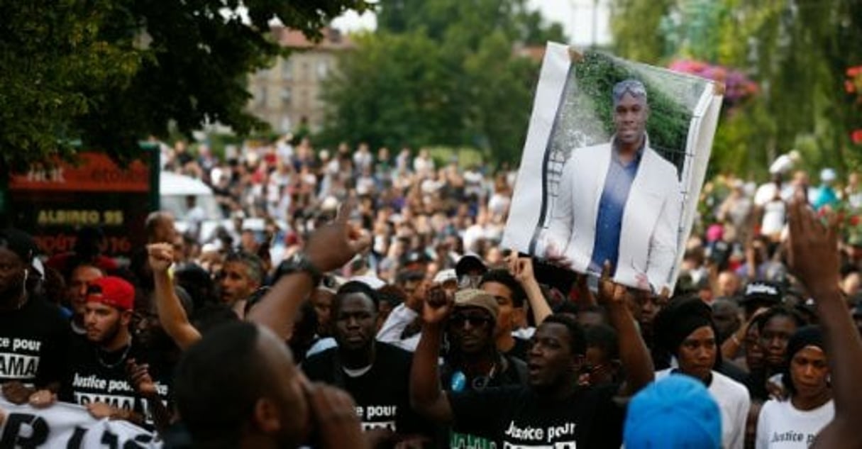Manifestation pour réclamer la lumière sur la mort d’Adama Traoré. Beaumont-sur-Oise. 22 juillet 2016 © AFP / Thomas Samson