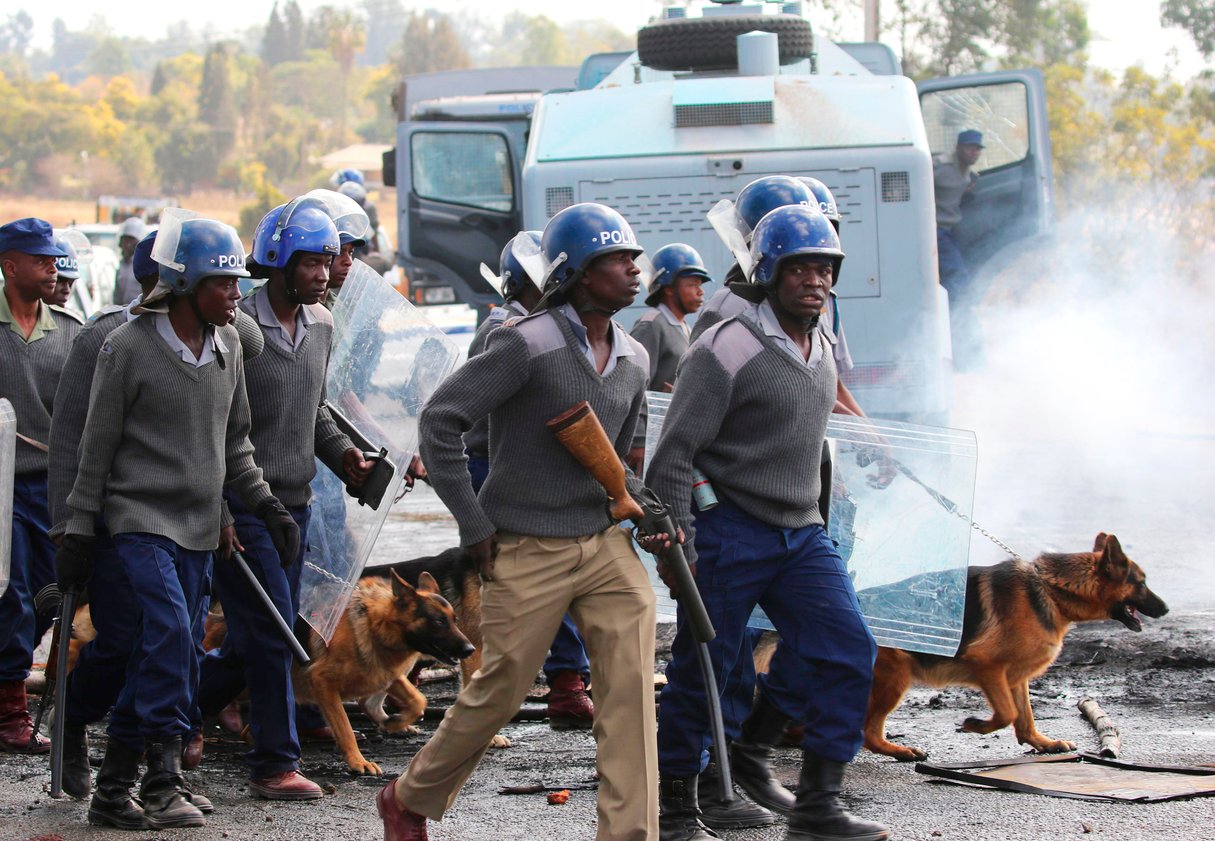 Déploiement des forces de l’ordre durant une manifestation des chauffeurs de transport public, le 4 juillet, à Harare. © Stringer/AFP