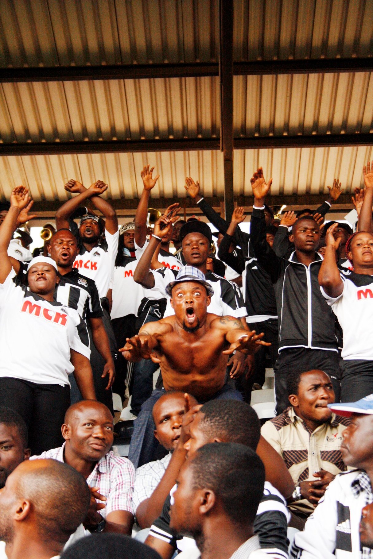 « Robot » (au centre), mascotte des « 100 pour 100 », le club de supporters du TP Mazembe. &copy; Pierre Boisselet pour JA