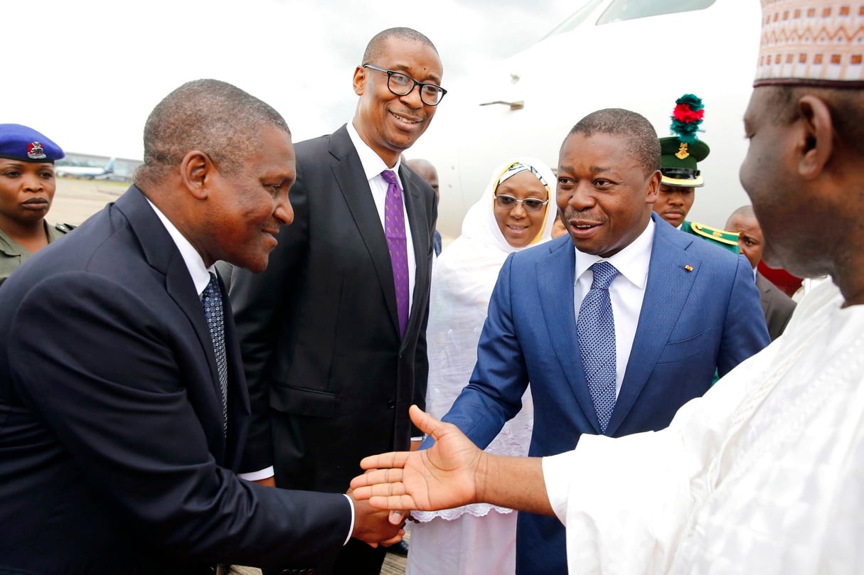  Aliko Dangote (à g.) salue Faure Gnassingbé. © Afreepress