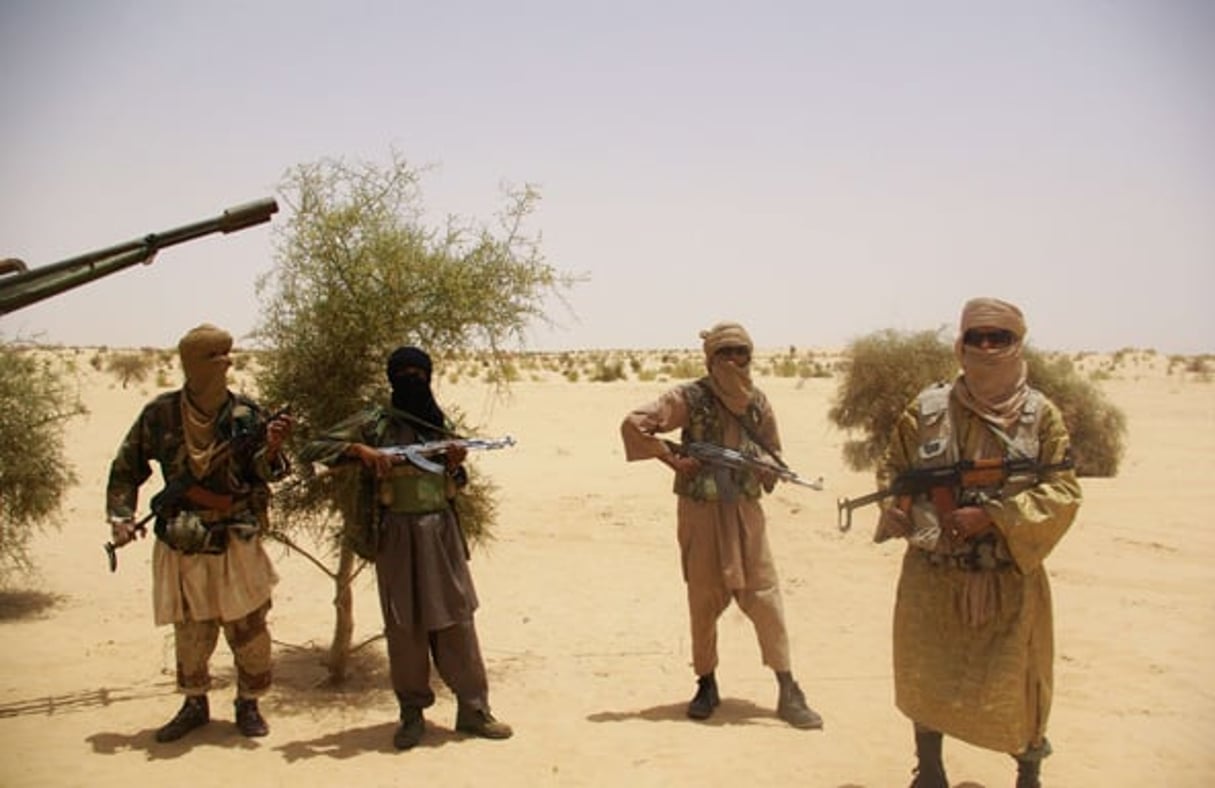 Des combattants du groupe jihadiste Ansar Eddine lors d’un transfert d’otages dans  le désert de Timbuktu en avril 2012 © STR/AP/SIPA
