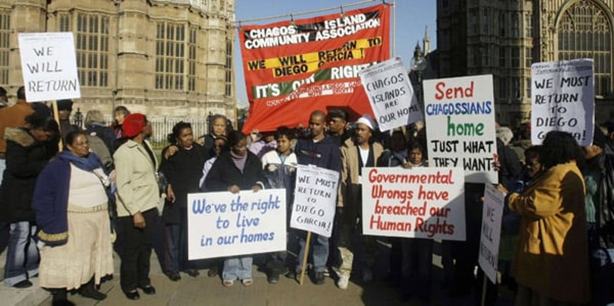Des manifestants des Chagos réclamant le droit de rentrer chez eux, à Londres, le 22 octobre 2008. © MATT DUNHAM/AP/SIPA