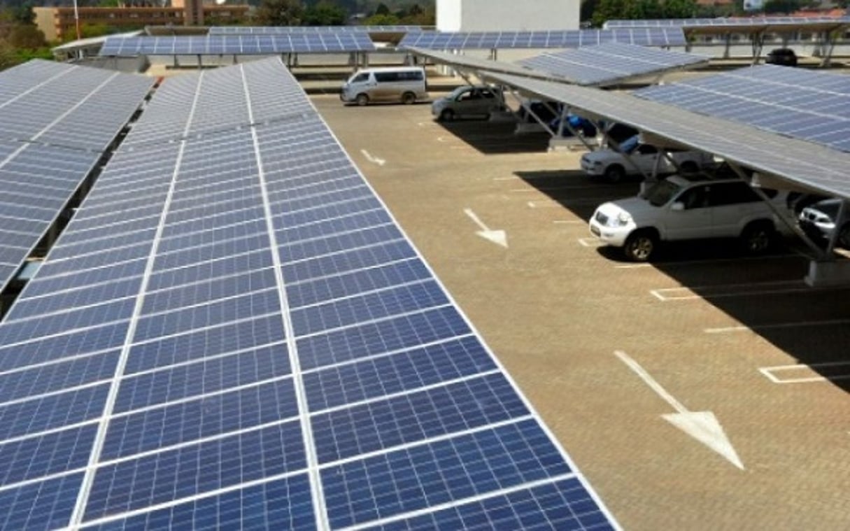 3 300 panneaux solaires forment le plus grand parking couvert solaire d’Afrique au centre commercial Garden City à Nairobi (Kenya), générant 1 256 MWh par an. Vue de ce parking le 26 octobre 2015. © Simon Maina/AFP