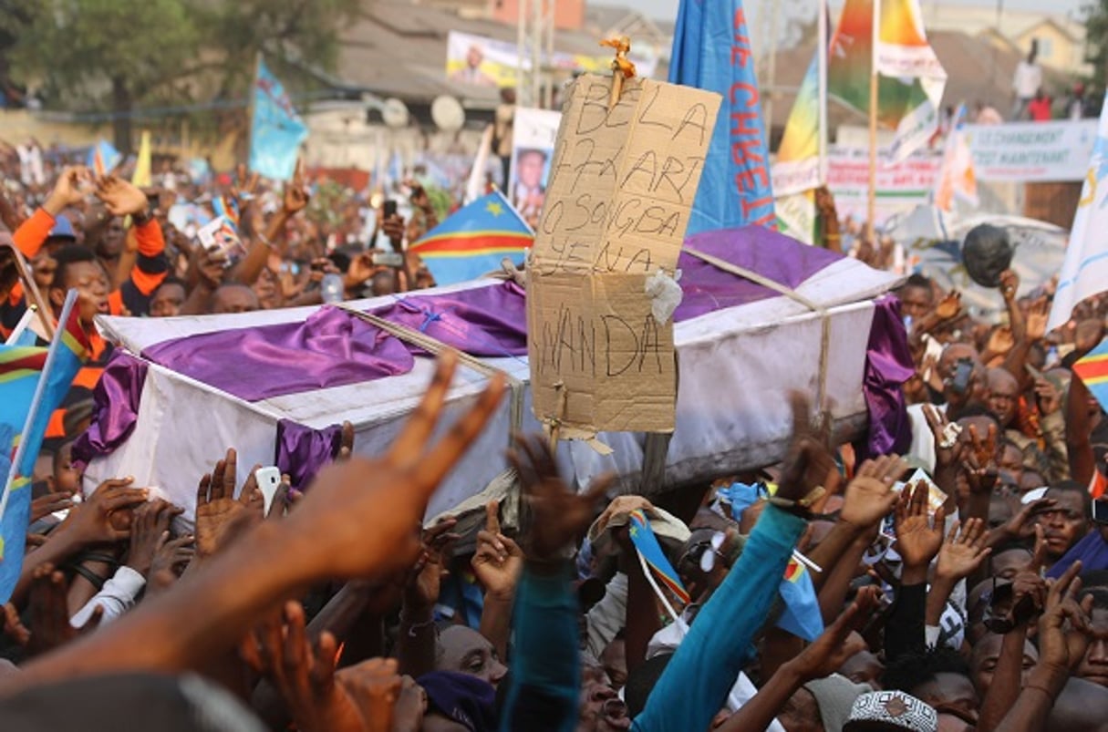Le leader de l’opposition congolaise Étienne Tshisekedi portant un cercueil symbolique lors d’un rassemblement de l’opposition contre un troisième mandat de Joseph Kabila. Kinshasa. 31 juillet 2016 © John bompengo/AP/SIPA