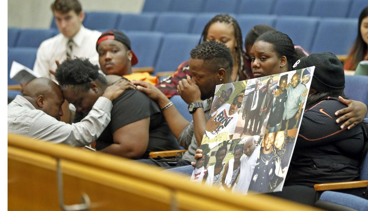 Des membres de la famille de Donnell Thompson, dont sa sœur Matrice Stanley, à gauche en noir, devant les superviseurs du comté de Los Angels le 9 août 2016 © Nick Ut/AP/SIPA