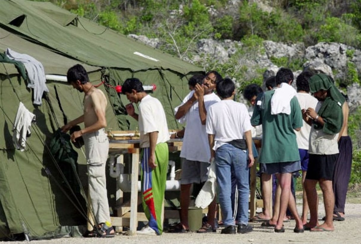 Un camp de réfugiés sur l’île de Nauru en septembre 2001. © Rick Rycroft/AP/SIPA