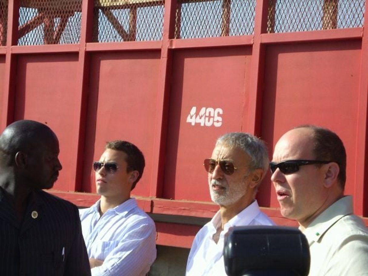 Jean-Claude Mimran (2e en partant de la droite) et le prince Albert II de Monaco, durant une visite le 10 novembre à Richard Toll, au Sénégal. © www.gmd.sn