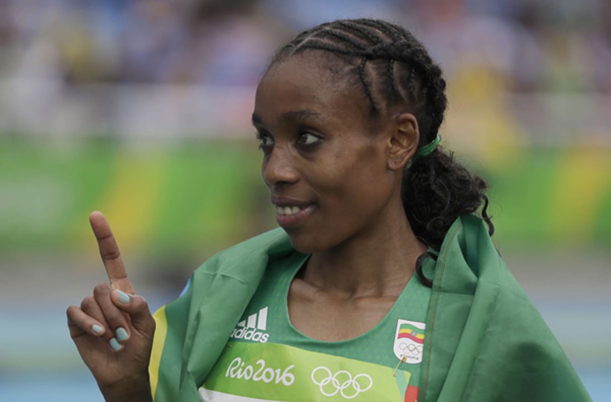 Almaz Ayana, championne du monde du 10 000 mètres dames, célèbre sa victoire à Rio de Janeiro le 12 août 2016. © Matt Slocum/AP/SIPA