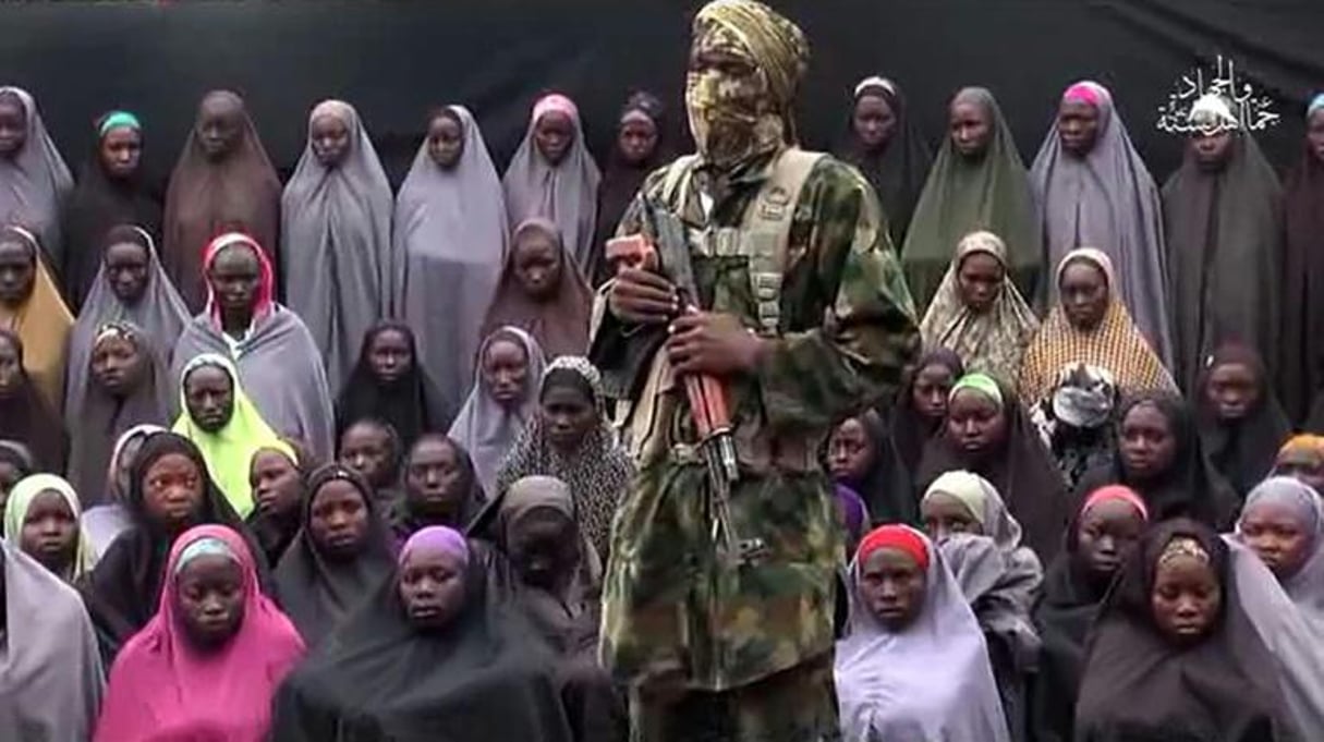 Capture réalisée le 14 août 2016 d’une vidéo diffusée sur Youtube et attribuée à Boko Haram montrant celles que le groupe islamiste affirme être les lycéennes kidnappées à Chibok au Nigeria en avril 2014. © AFP