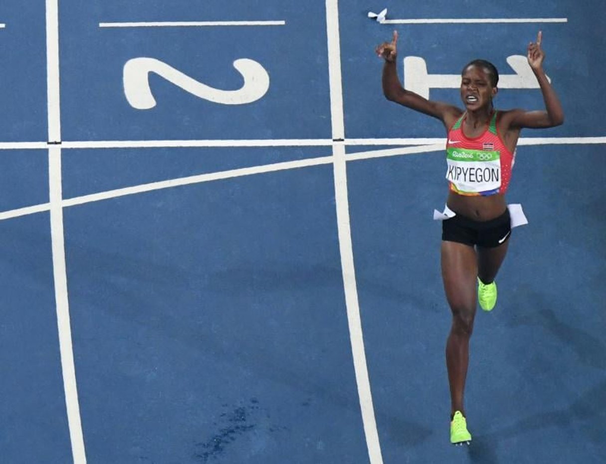 Faith Kipyegon franchit en solitaire la ligne d’arrivée du 1500 m des Jeux de Rio, le 16 août 2016. © Antonin Thuillier/AFP