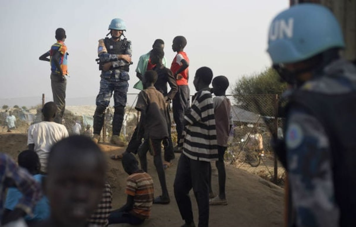 Un casque bleu se tient en surplomb de la base des Nations Unies à Djouba, la capitale du Soudan du Sud, en janvier 2016. © Jason Patinkin/AP/SIPA