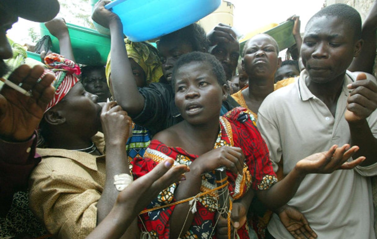 Des personnes déplacées à Beni après une attaque contre les civils, le 20 juin 2003. © Karel Prinsloo/AP/SIPA