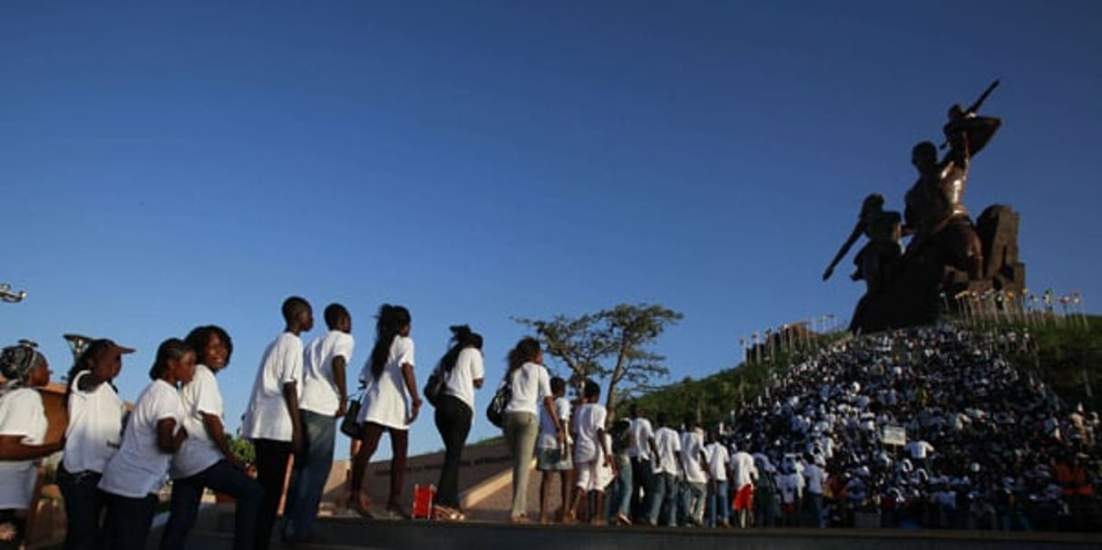 Des étudiants sénégalais devant le monument de la Renaissance africaine, à Dakar, le 13 octobre 2010. © Rebecca Blackwell/AP/SIPA