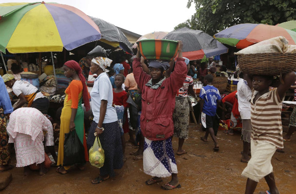 Un marché de Kenema, dans l’est de la Sierra Leone, le 8 août 2015. © Sunday Alamba/AP/SIPA