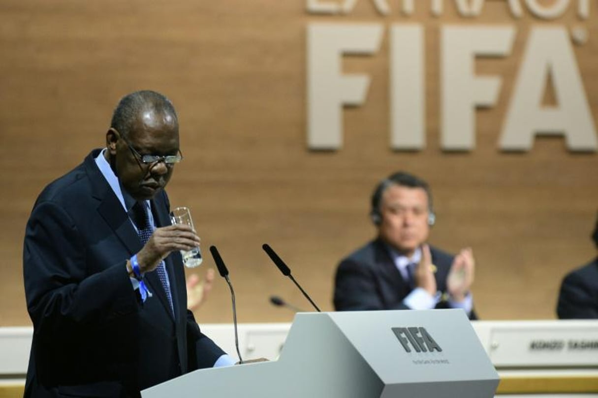 Le Camerounais Issa Hayatou (g), vice-président de la Fifa, lors de la session pour élire un nouveau président, le 26 février 2016 à Zurich. © Olivier Morin/AFP