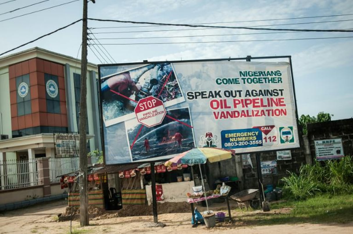 Un message des autorités nigérianes appelle à la mobilisation contre la « vandalisation des pipelines », le 8 juin 2016 à Warri, dans le Delta du Niger. © Stefan Heunis/AFP
