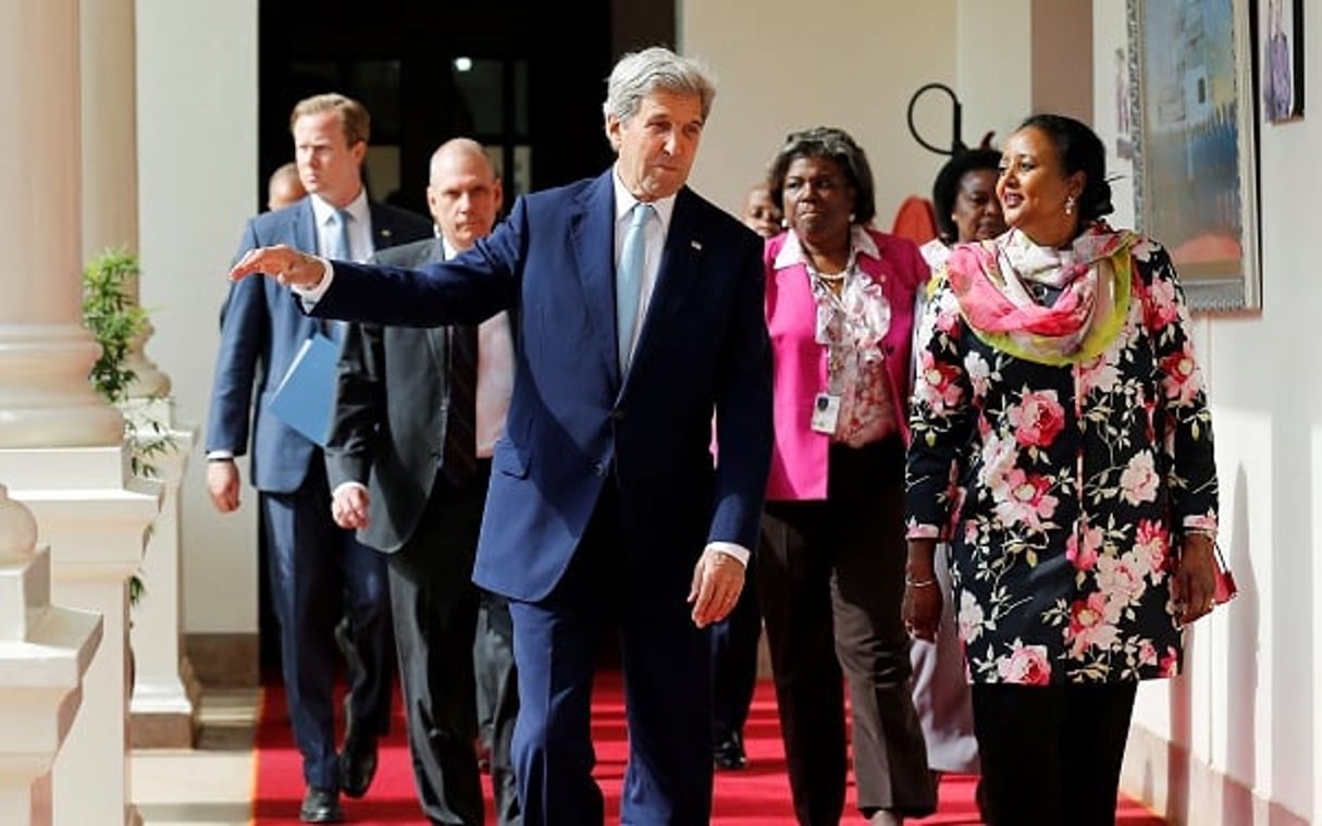 Le secrétaire d’État américain John Kerry discute avec les membres du ministère des affaires étrangères kényans lors de sa visite à Nairobi, le 22 août 2016. © THOMAS MUKOYA/AP/SIPA