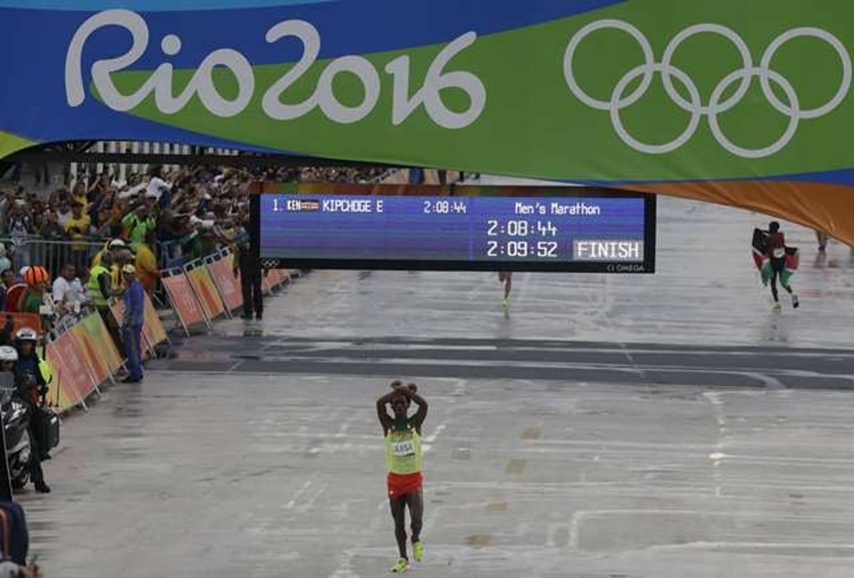 L’Éthiopien Feyisa Lilesa, médaillé d’argent  en marathon aux Jeux olympiques de Rio, le 21 août 2016. © Luca Bruno/AP/SIPA