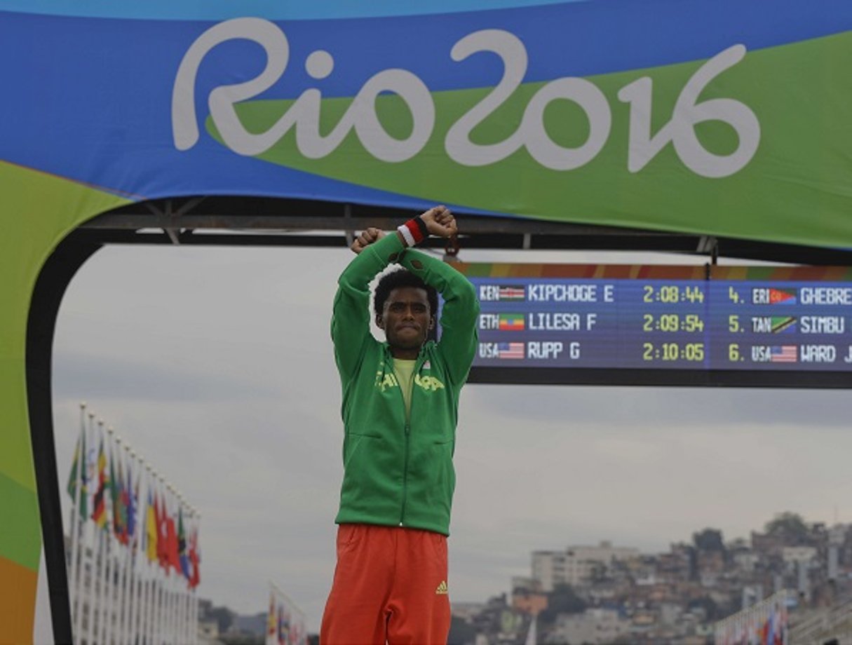 L’Étiopien Feyisa Lilesa, médaillé d’argent  en marathon aux Jeux olympiques de Rio, le 21 août 2016. © Luca Bruno/AP/SIPA