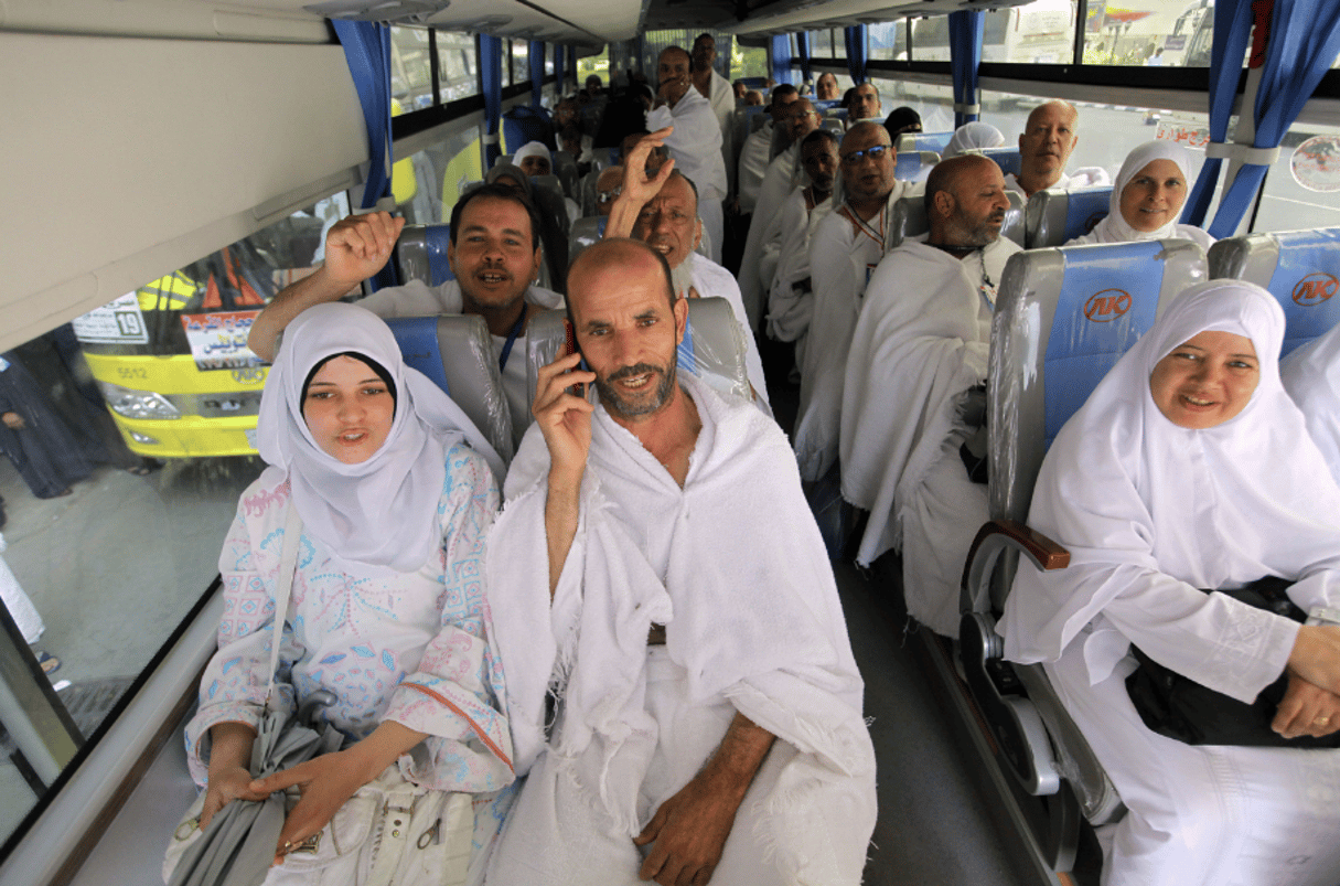 Des pèlerins dans un bus les conduisant de la Mecque au Mont Arafat, le 13 octobre 2013. © Amr Nabil/AP/SIPA