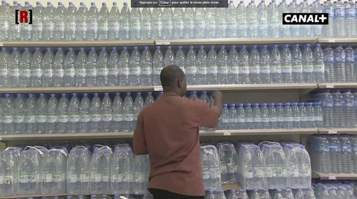 Les bouteilles d’eau Kirène qui dominent le marché sénégalais des eaux minérales. © Extrait du magazine « Réussite ».