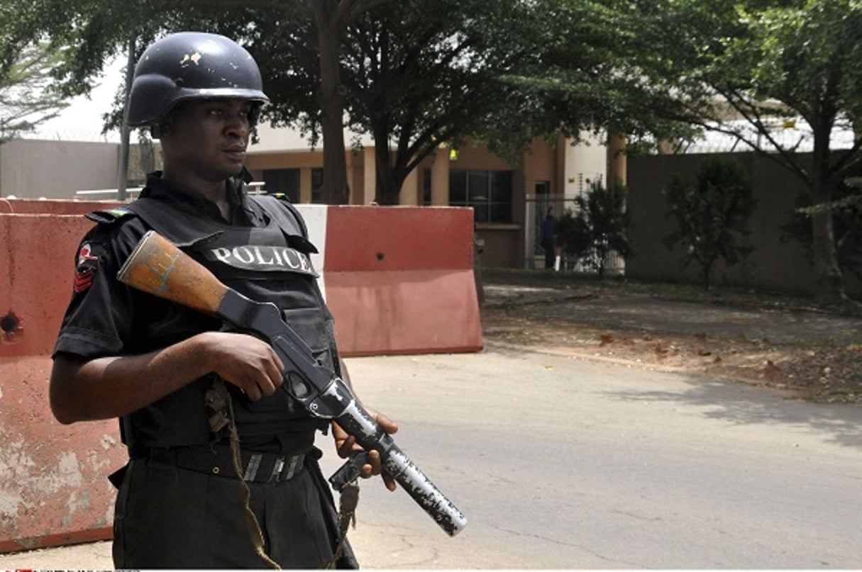 Un officier de police à Abuja, capitale du Nigeria, en 2015 © Gbenga Olamikan/AP/SIPA.