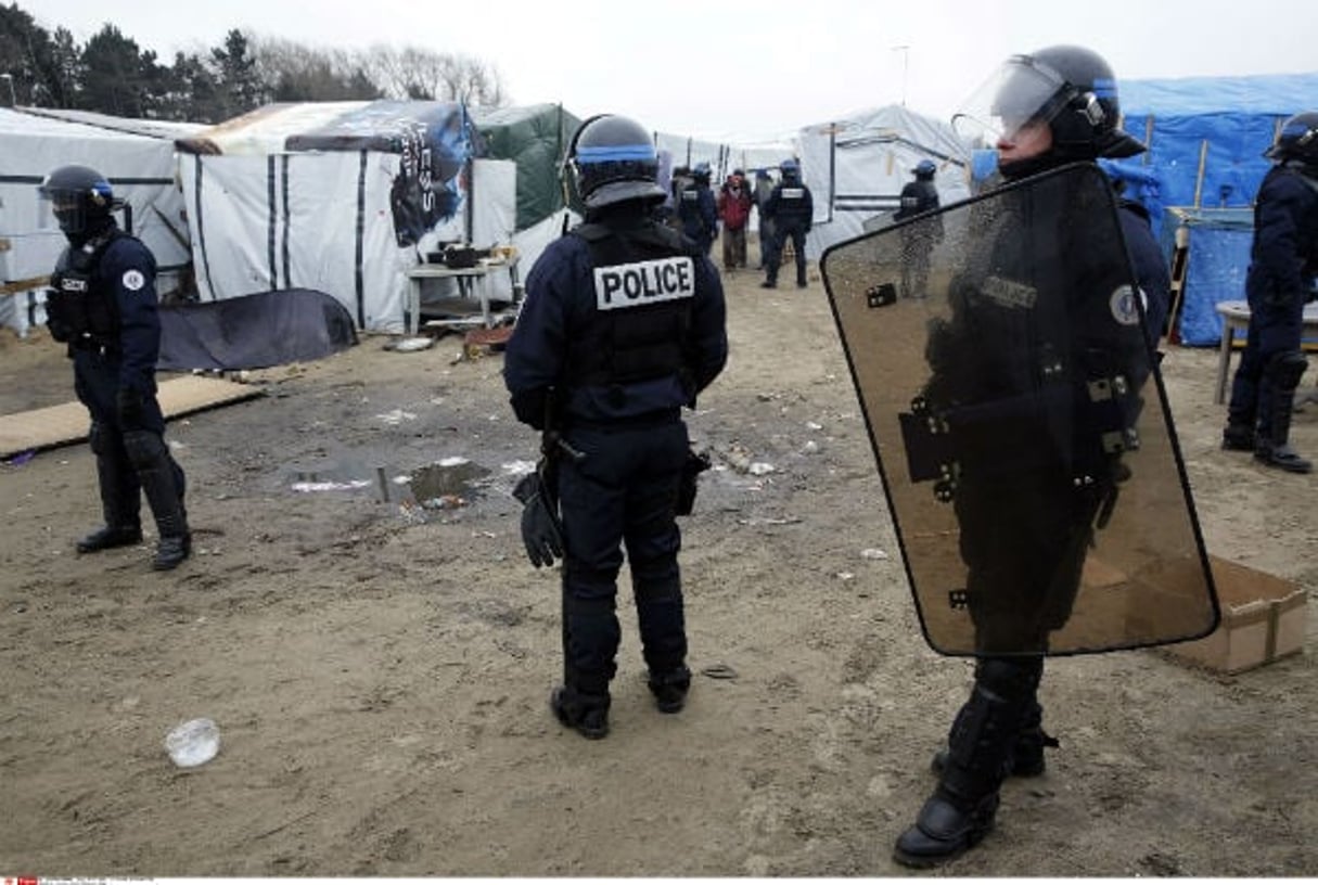 Des membres de la police antiémeute lors d’une intervention dans le camp de migrants de Calais le 1er mars 2016 © Jerome Delay/AP/SIPA