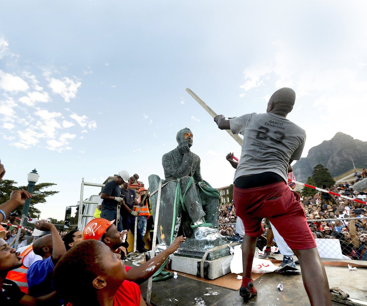 Après des semaines de protestation en 2015, les étudiants ont obtenu le déboulonnage de la statue 
de Cecil 
John Rhodes à l’université du Cap. © Mike Hutchings/REUTERS