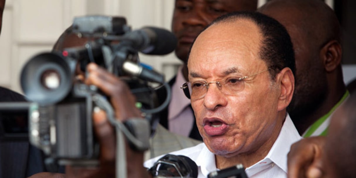 Léon Kengo Wa Dondo, président du Sénat, s’adresse à la presse après s’être présenté officiellement comme candidat à l’élection présidentielle, à Kinshasa, le 10 Septembre 2011. © Gwenn DUBOURTHOUMIEU/JA