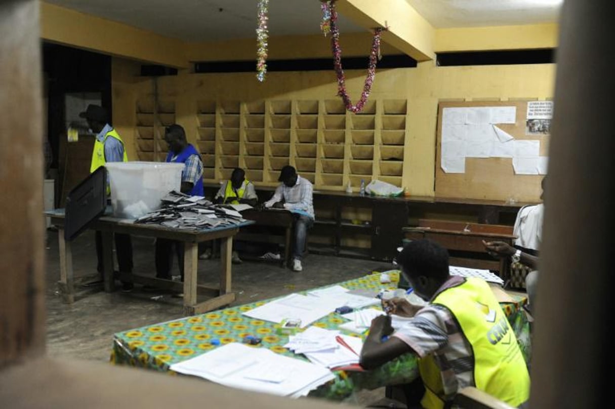 Des membres de la Commission électorale du Gabon, dépouillent les bulletins de vote à Libreville, le 27 août 2016. © AFP