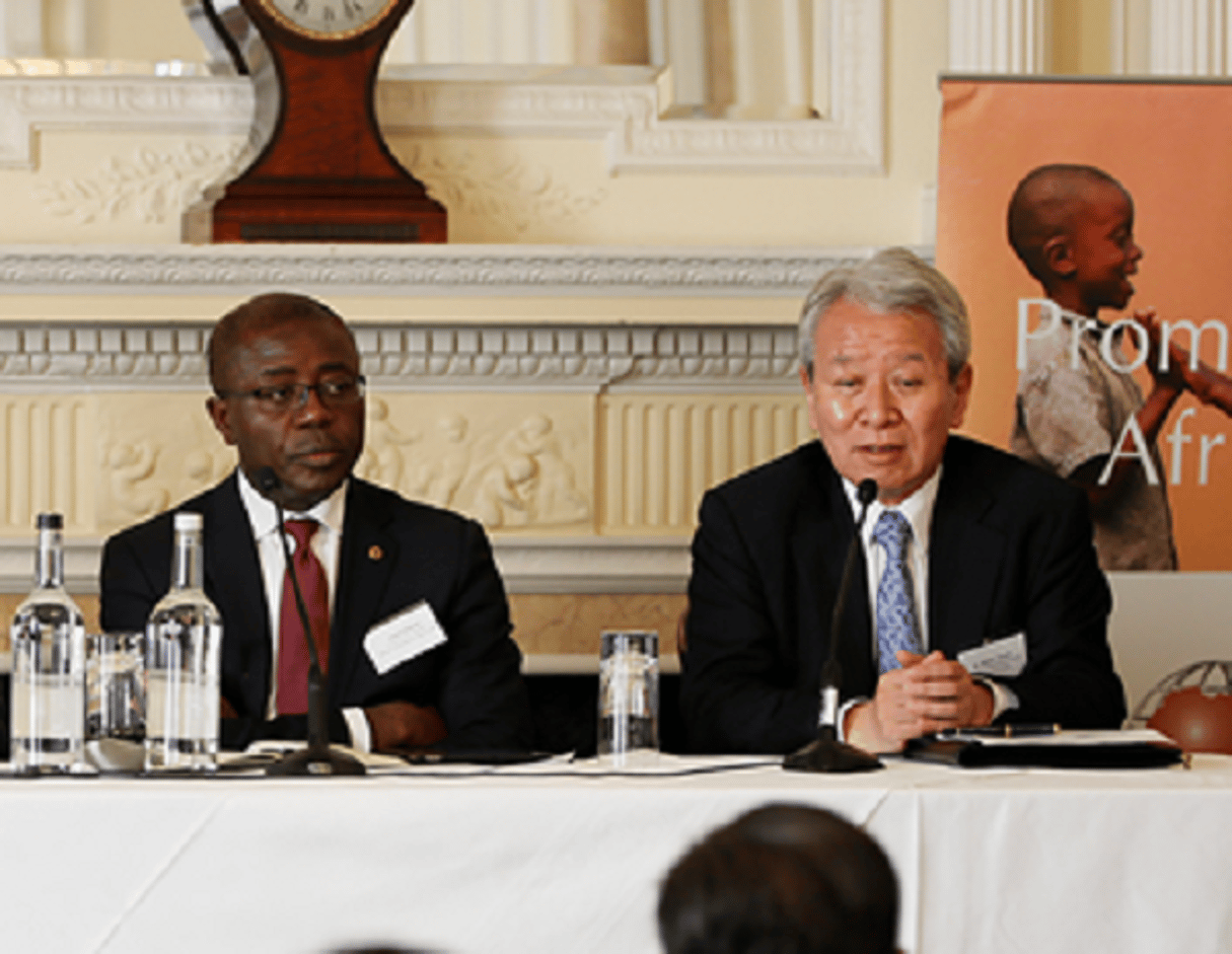 Charles Boamah (g.) et Akihiko Tanaka, ancien président (2012-2015) de l’Agence japonaise de coopération internationale (JICA), à Londres le 19 juillet 2016, lors d’une conférence consacrée à la coopération entre Tokyo et les pays africains. © Gouvernement du Japon/www.japan.go.jp