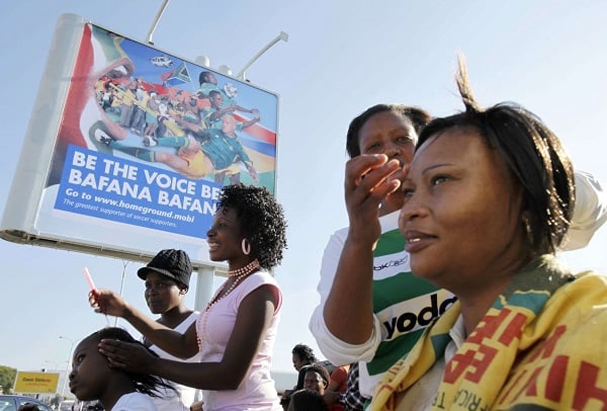 En Afrique du Sud, une femme se fait coiffer, le 13 juin 2009, à Rustenburg. © Rebecca Blackwell/AP/SIPA