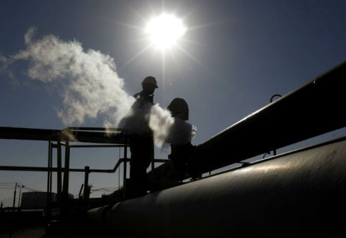 Un travailleur dans une raffinerie de pétrole en Libye. © Hussein Malla/AP/SIPA