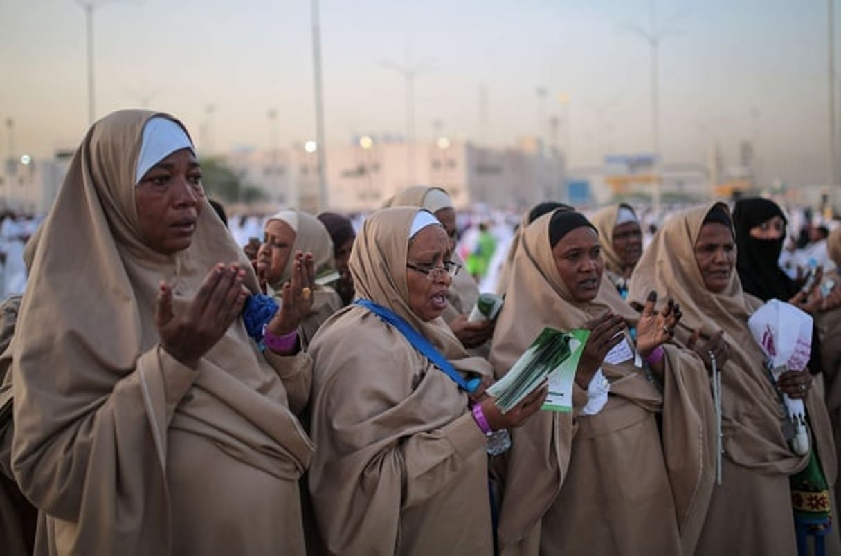 Muslim pilgrims pray underneath a rocky hill called the Mountain of Mercy, near the holy city of Mecca, September 2015. © Mosa’ab Elshamy/AP/Sipa