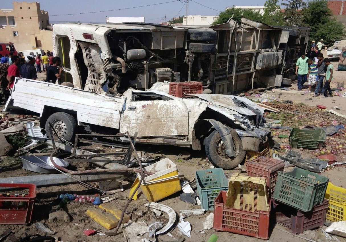 Accident d’une rare gravité entre un bus et un poids lourd à Khmouda, le 31 août 2016. © AP/SIPA