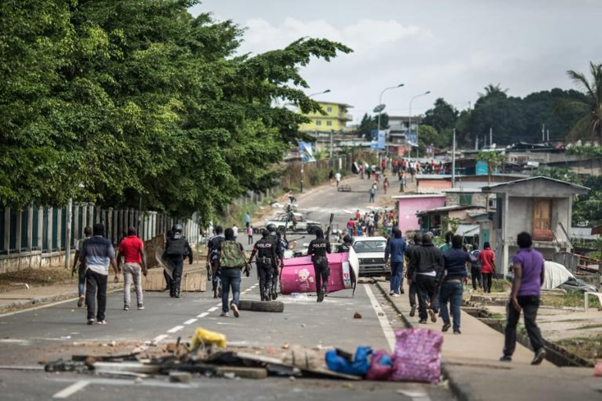 Des policiers gabonais démontent les barricades d’opposants à Ali Bongo dans les rues proches de l’Assemblée nationale, le 1er septembre 2016 à Libreville. © MARCO LONGARI/AFP