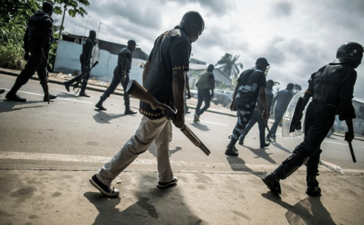 La police gabonaise, déployée aux abords de l’Assemblée nationale, le 1e septembre 2016 à Libreville. © MARCO LONGARI / AFP