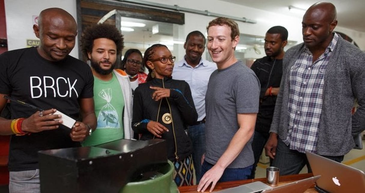 Mark Zuckerberg, Facebook’s chief executive officer, poses with Kenyan tech entrepreneurs in Nairobi’s iHub © Photo: Facebook
