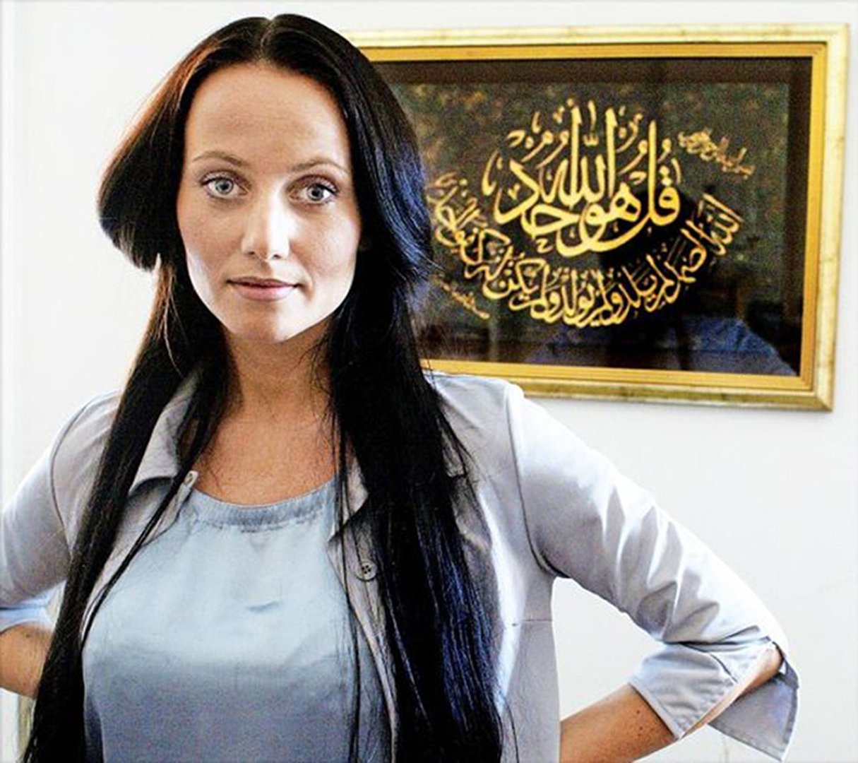 Née d’un père syrien et d’une mère finlandaise, elle ne porte pas le voile hors de la mosquée. © DR