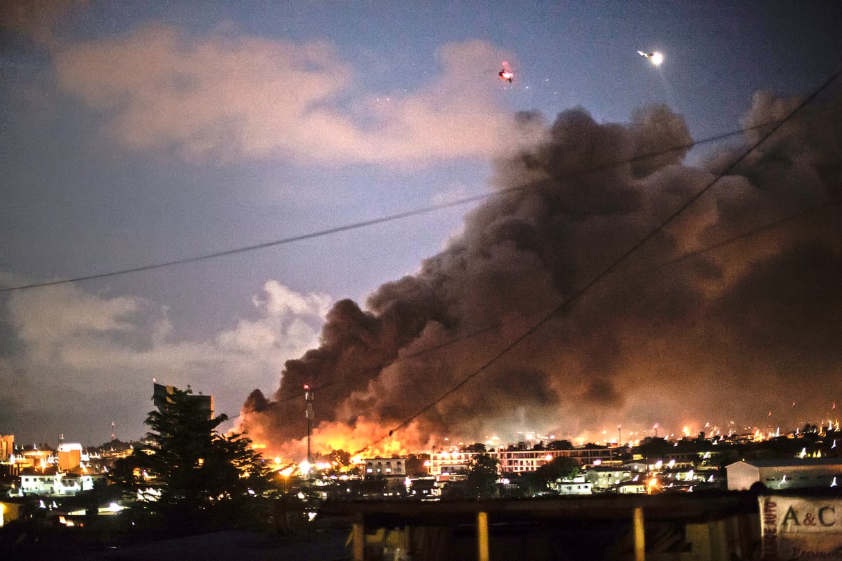 À Libreville, l’Assemblée nationale a partiellement été incendiée dans la nuit suivant la proclamation des résultats. © Marco Longari/AFP