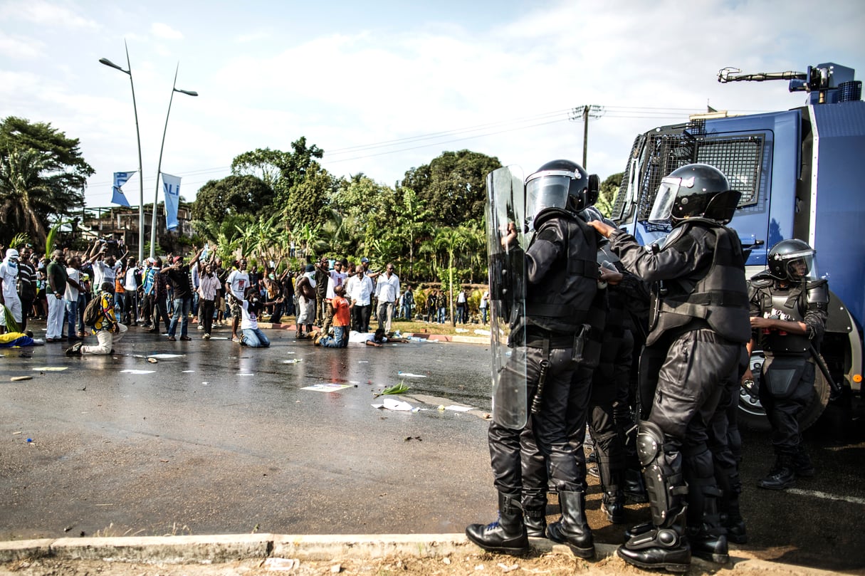 Les forces de l’ordre tentent de repousser les partisans de Jean Ping, près du siège de la Commission électorale. &copy; Marco Longari/AFP