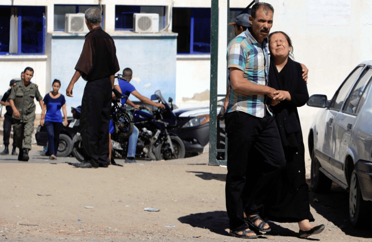 Les proches d’une victime devant l’hôpital de Kasserine, après une attaque terroriste contre des militaires le 16 juillet 2014. © Mouldi Kraeim/AP/SIPA