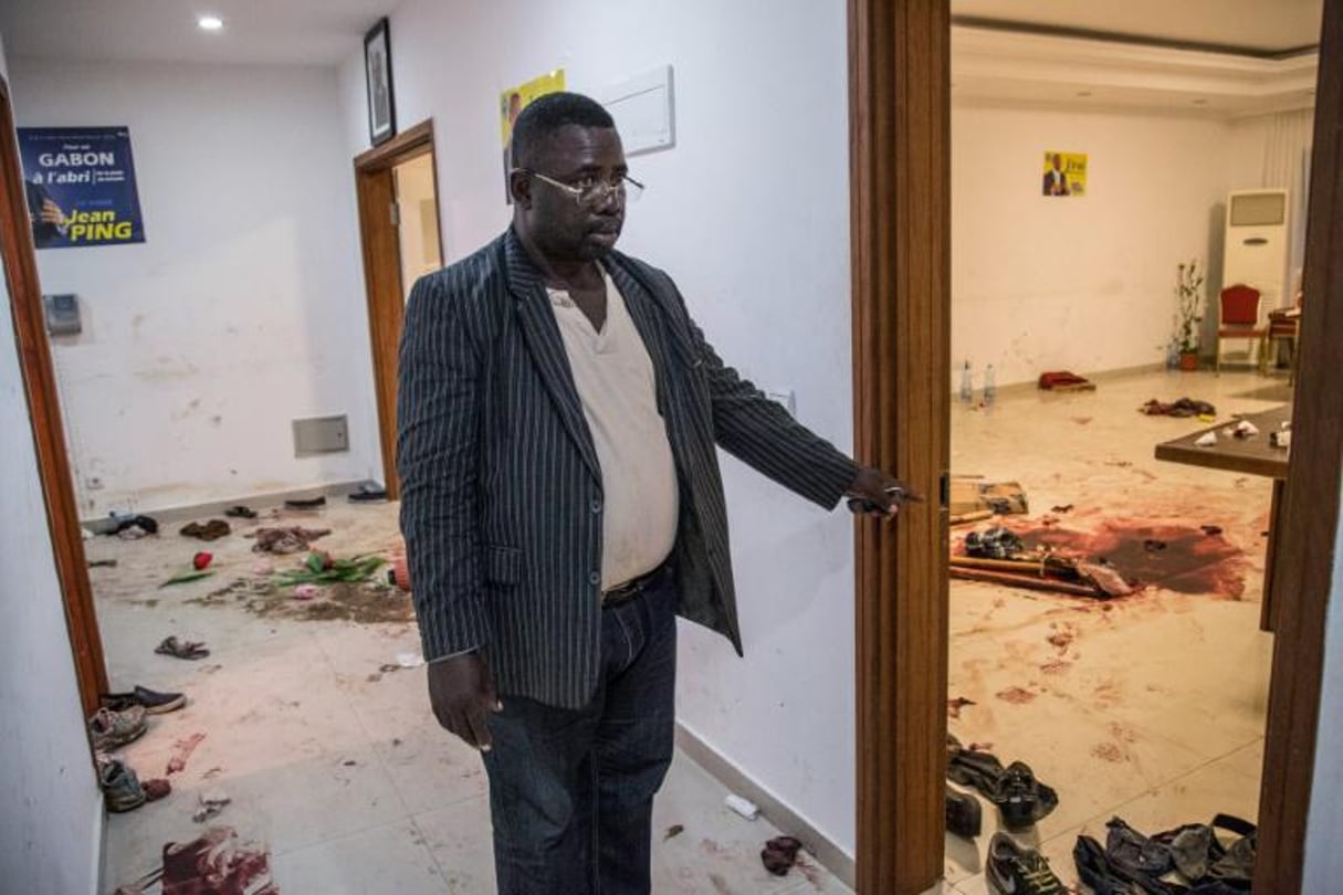 Un responsable de l’opposition montre des traces de sang au siège de Jean Ping, candidat de l’opposition à la présidentielle au Gabon, le 2 septembre à Libreville. © AFP/Steve Jordan