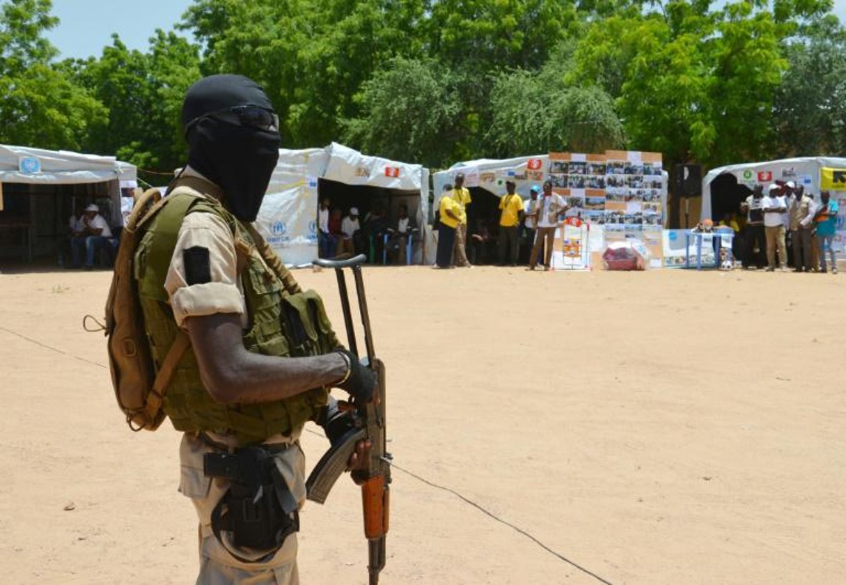 Un soldat protège un camp de réfugiés suite aux attaques de Boko Haram à Diffa, au Niger, le 17 août 2016. © AFP/Boureima Hama