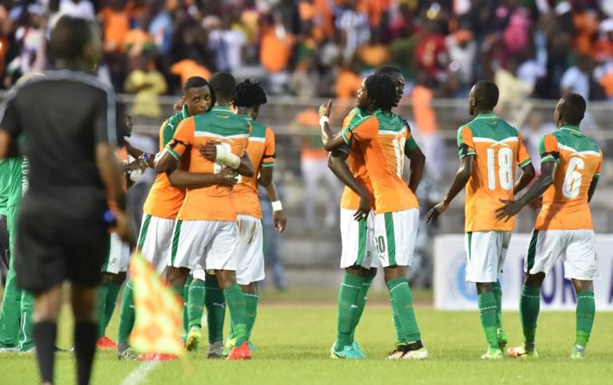 Les Ivoiriens se congratulent après le but de Kodjia face à la Sierra Leone en qualifs pour la CAN-2017, à Bouaké, le 3 septembre 2016. © AFP/Issouf Sanogo